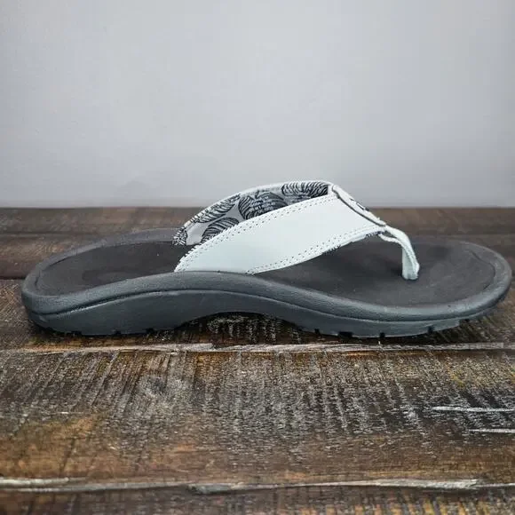 NEW OluKai Ohana Mens Size 7 Slip On Flip Flops Beach Sandals Foam Gray Black